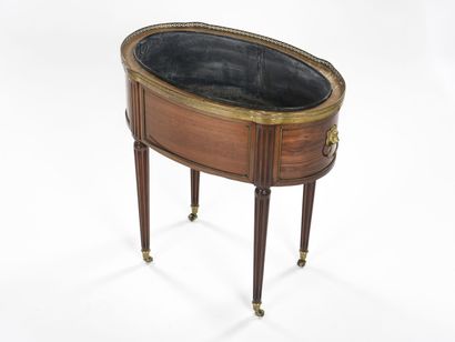 null Oval mahogany and mahogany veneer planter with lion's head handles 

It rests...