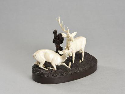 null Cerf et biche en ivoire sculpté socle en bois naturel à l'imitation d'un paysage...