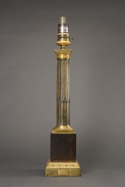 null CARCEL paire de lampes en bronze doré et bronze patiné avec ses globes et cheminées

Vers...