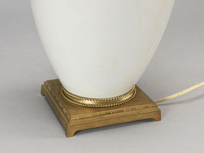 null Travail des années 30

Vase monté en lampe en porcelaine émaillée blanche monture...