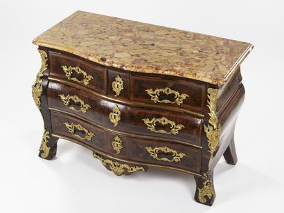 null Chest of drawers curved on three sides in violet wood, it opens with four drawers...