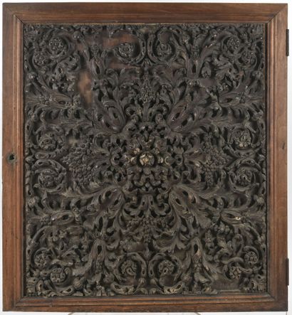 null Suite de quatre importants panneaux de boiserie, en bois sculpté ajouré de motif...