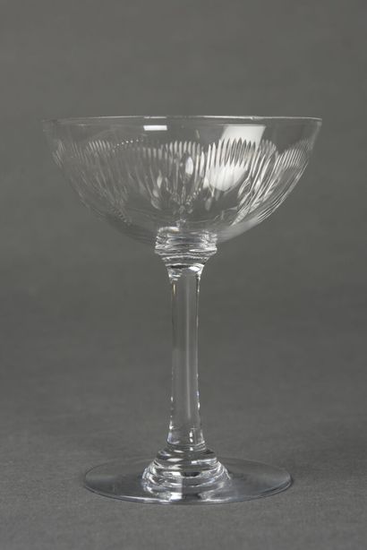 null BACCARAT Service de verres en cristal taillé, comprenant sept coupes, sept verres...