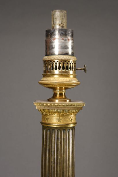 null CARCEL paire de lampes en bronze doré et bronze patiné avec ses globes et cheminées

Vers...