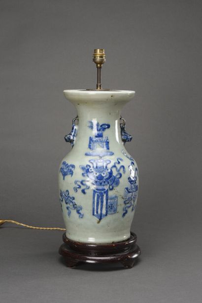 CHINE, vase balustre en porcelaine bleue...