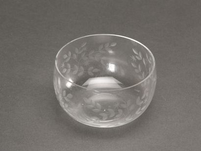 null Cup and bottle out of engraved glass with decoration of flowers

H bottle :...