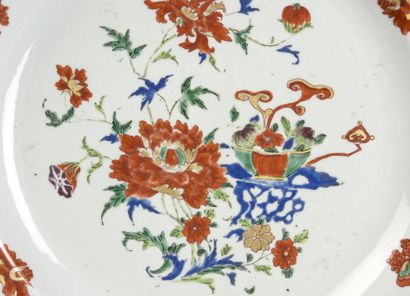 null Large circular dish of the Compagnie des Indes decorated with peony flowers...