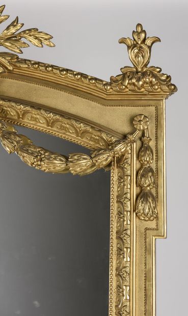 null Miroir de cheminée en bois et stuc doré à décor à l'amortissement d'un masque...