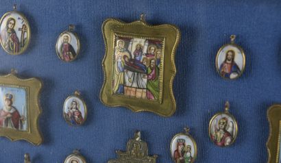 null Médailles religieuses orthodoxes en bronze et bronze émaillé

Vers 1900

Encadrées

48...