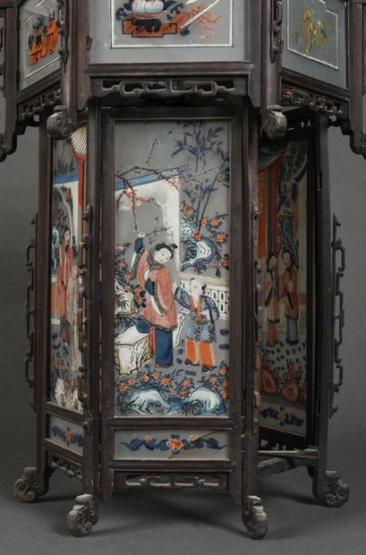 null CHINA, Canton painted glass suspension 

Late Q'ing dynasty

H : 60 cm

Missing...
