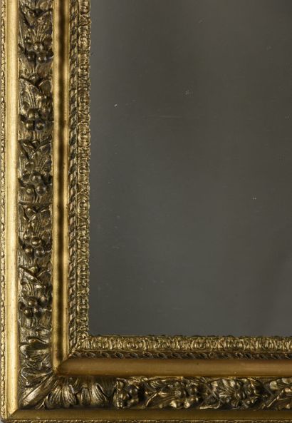 null Cadre en bois sculpté et doré 

18ème siècle 

Dimensions : 90 x 76 cm