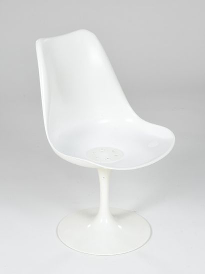 null Eero SAARINEN (1910-1961) 

Suite de six chaises pivotantes modèle Tulip à coque...