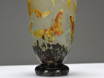 null DAUM NANCY

Vase de forme cornet sur piédouche à décor dégagé à l'acide et émaillé...