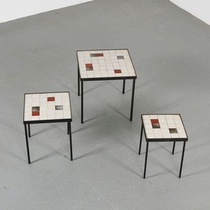 null Mado JOLAIN (1921 - 2019)

Suite de trois tables gigognes à encadrement et piétement...