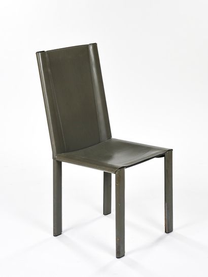 null Matteo GRASSI (1927-2001)

Suite de huit chaises modèle Coral entièrement gainées...