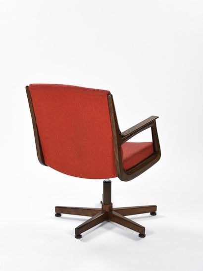 null Walter KNOLL (1876-1971)

Suite de quatre fauteuils pivotants à piétement étoile...
