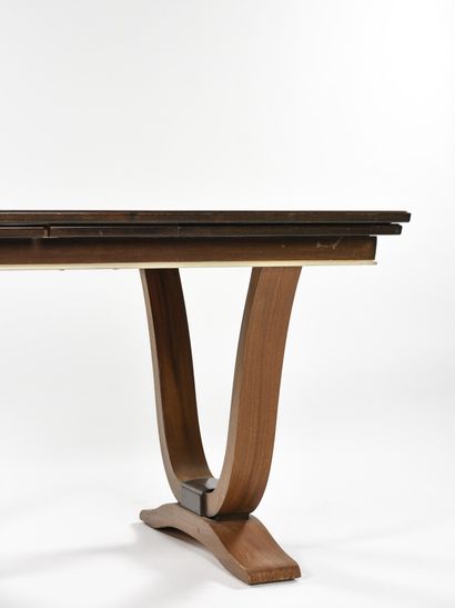  TRAVAIL ART DECO 
Table à double piétement de forme lyre reposant sur des bases...
