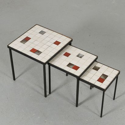 null Mado JOLAIN (1921 - 2019)

Suite de trois tables gigognes à encadrement et piétement...
