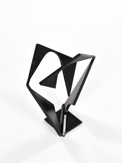 null TRAVAIL ANONYME

Sculpture abstraite en métal à patine noire.

Daté en creux...