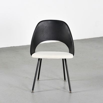 null Eero SAARINEEN (1910-1961)

Paire de chaises modèle N°71 à piétement quadripode...