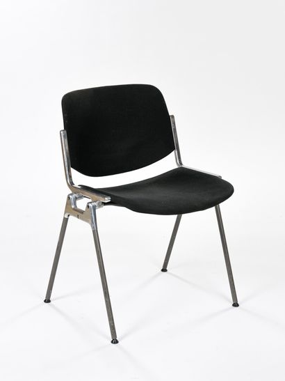 null Gian Carlo PIRETTI (Né en 1940)

Suite de six chaises empilables modèle 106,...