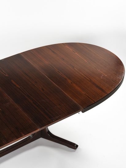null BAUMANN (XX ème)

Table à plateau ovale à large bandeau en placage de pin teinté...
