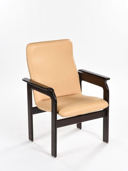 null Bruno REY (Né en1935)

Paire de fauteuils à structure en hêtre teinté foncé...