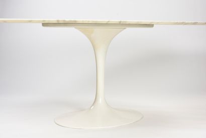 Eero SAARINEN (1910-1961) 
Table de salle à manger modèle Tulip à plateau ovale...