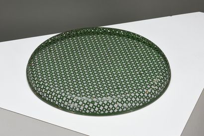  Mathieu MATEGOT (1910-2001) 
Plat circulaire en métal perforé laqué vert. 
Circa...