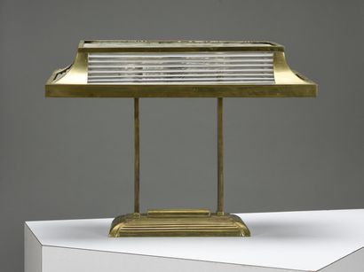 null Henri PETITOT (1914-1938) Attribué à 

Lampe de table à quatre feux en bronze...