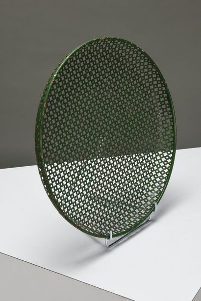  Mathieu MATEGOT (1910-2001) 
Plat circulaire en métal perforé laqué vert. 
Circa...
