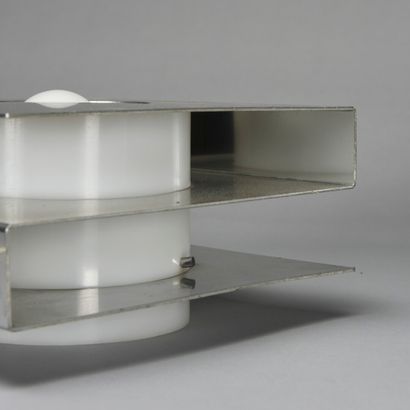 null Guy BERTRAND Attribué à 

Lampe de table modèle 1036 réalisée en aluminium plié...