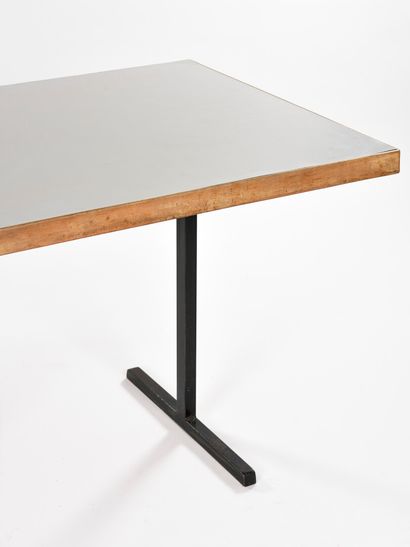 null HORGEN GLARUS

Table à plateau rectangulaire stratifié blanc gris à encadrement...