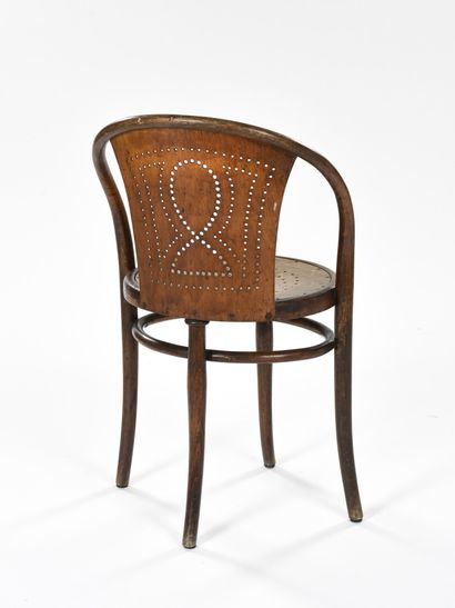 null THONET Austria

Fauteuil en bois courbé à dossier et assise en contreplaqué...