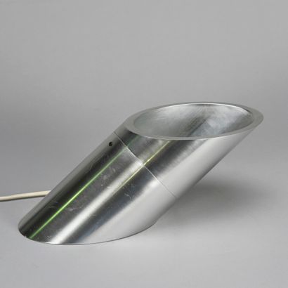 null Paire de lampes de forme cylindrique en aluminium poli en deux parties.

Édition:...