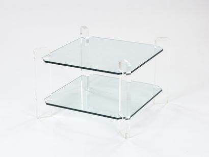 null TRAVAIL 1970

Table d'appoint à double plateaux en verre enchâssant quatre pieds...