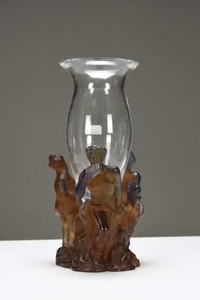  DAUM NANCY 
Vase aux nymphes en cristal translucide et pâte de verre pressée moulée...