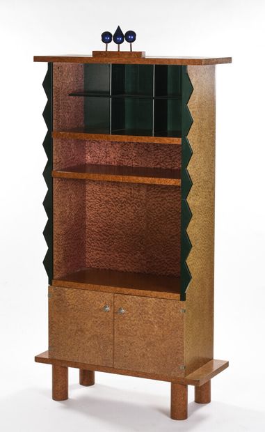 null Ettore SOTTSASS (1917-2007)

Rare armoire modèle Télévision en loupe d'amboine...