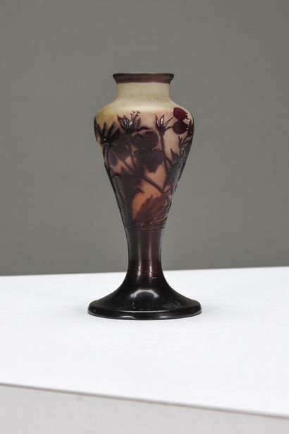Émile GALLÉ (1846-1904) 
Vase balustre reposant...