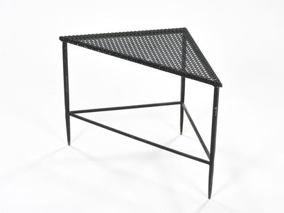 null MATHIEU MATEGOT (1910-2001)

Table d'appoint triangulaire en métal laqué noir,...