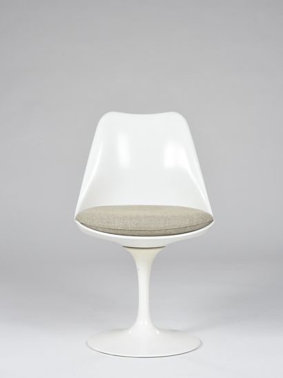 null Eero SAARINEN (1910-1961) 

Suite de six chaises pivotantes modèle Tulip à coque...