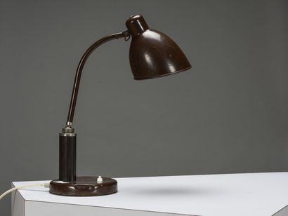 null Christian DELL (1893-1974) 

Lampe de table modèle Favorit à base circulaire...