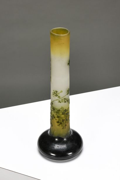 null Émile GALLÉ (1904-1936) 

Vase de forme cylindrique à base aplatie en verre...