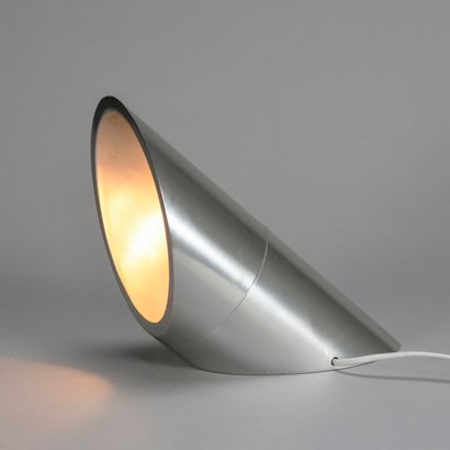 null Paire de lampes de forme cylindrique en aluminium poli en deux parties.

Édition:...