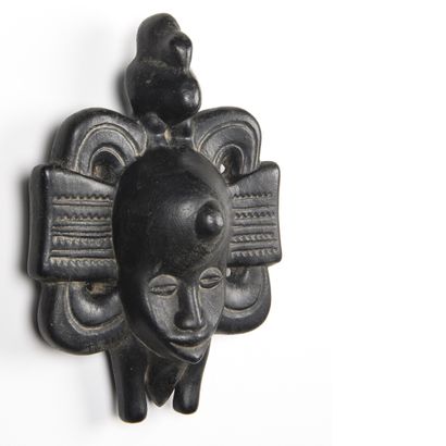 null Roger CAPRON (1922-2006)

Masque Africain en céramique blanche émaillée noire.

Circa...