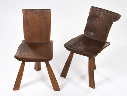null TRAVAIL BRUTALISTE

Paire de chaises tripode composées de deux planches de bois...