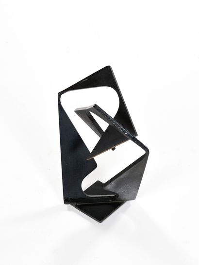 null TRAVAIL ANONYME

Sculpture abstraite en métal à patine noire.

Daté en creux...