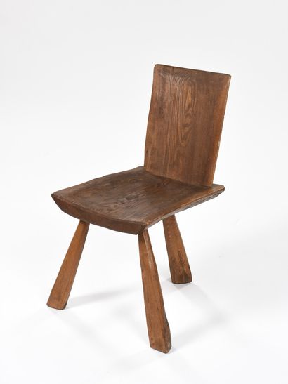 null TRAVAIL BRUTALISTE

Paire de chaises tripode composées de deux planches de bois...
