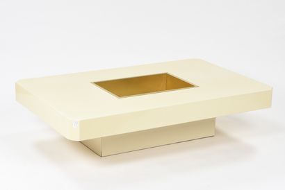 null Mario SABOT (XXème)

Table basse rectangulaire à pans coupés en laque crème...