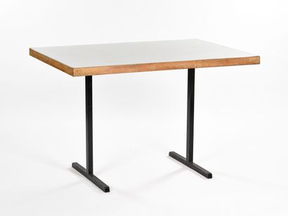 null HORGEN GLARUS

Table à plateau rectangulaire stratifié blanc gris à encadrement...